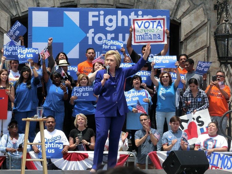 予備選を翌日に控え、支持を訴えるヒラリー・クリントン前国務長官=米ロサンゼルス近郊で2016年6月6日、長野宏美撮影