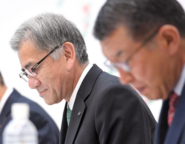 2016年2月にセブン-イレブン・ジャパンの社長退任を内示されていた井阪隆一氏(左)。手前は後任候補に名前が挙がっていた古屋一樹氏=喜屋武真之介撮影