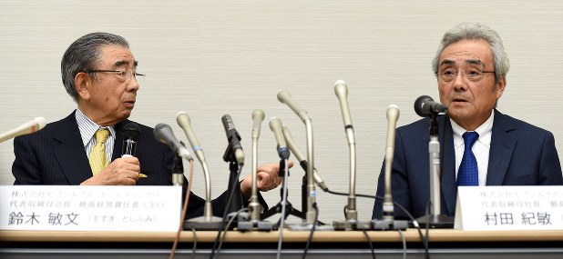 セブン&アイHDの鈴木敏文会長(左)と村田紀敏社長(肩書きはいずれも当時)=2016年4月7日、徳野仁子撮影