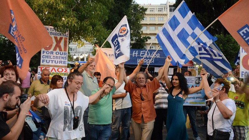 ギリシャ国民投票で優勢の速報を受け、歓喜する「緊縮策受け入れ反対派」=2015年7月5日、宮川裕章撮影