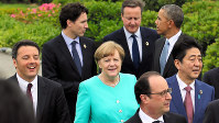 伊勢志摩サミットの記念撮影に向かうドイツのメルケル首相（中央）ら先進国首脳＝２０１６年５月２６日撮影