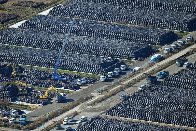 除染作業で出た汚染土などの仮置き場に積み上がる無数のフレコンバッグ=福島県富岡町で、本社ヘリから森田剛史撮影