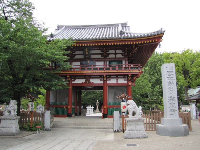 目黒不動(瀧泉寺)仁王門。深い木立は江戸時代の面影を残している
