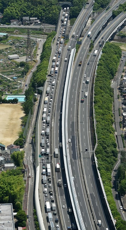 名神高速：トラックなど5台絡む多重衝突 天王山トンネル [写真特集1/2