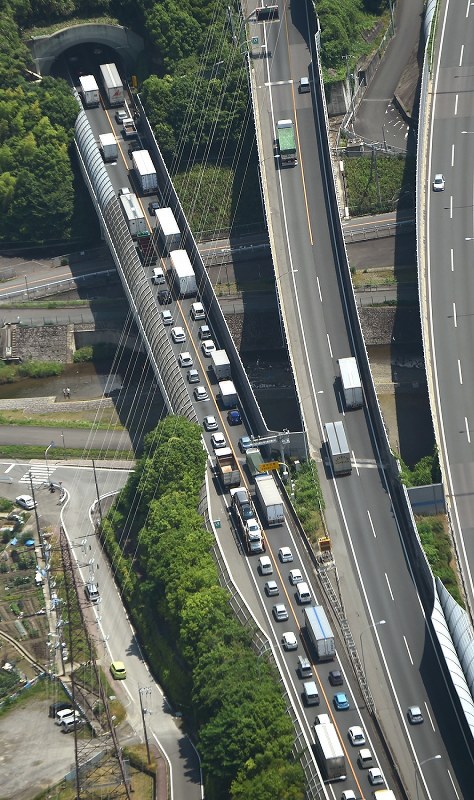 名神高速：トラックなど5台絡む多重衝突 天王山トンネル [写真特集2/2