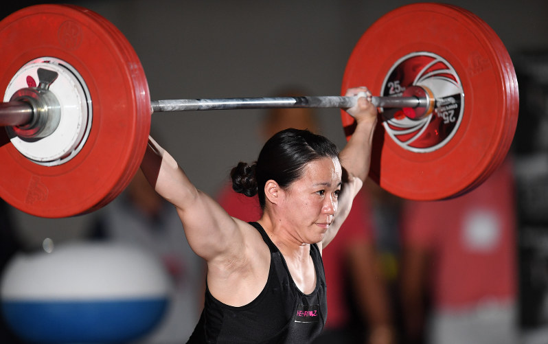 重量挙げの全日本選手権女子48キロ級で優勝した大城=山梨市で2016年5月21日、望月亮一撮影