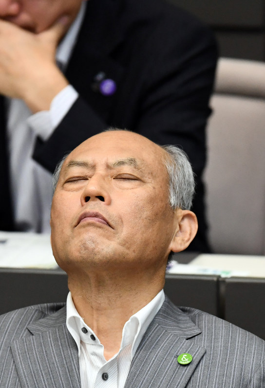 東京都議会一般質問で政治資金の私的流用疑惑を巡って相次いで糾弾され、浮かない表情の舛添要一都知事=東京都新宿区で2016年6月8日午後3時51分、喜屋武真之介撮影