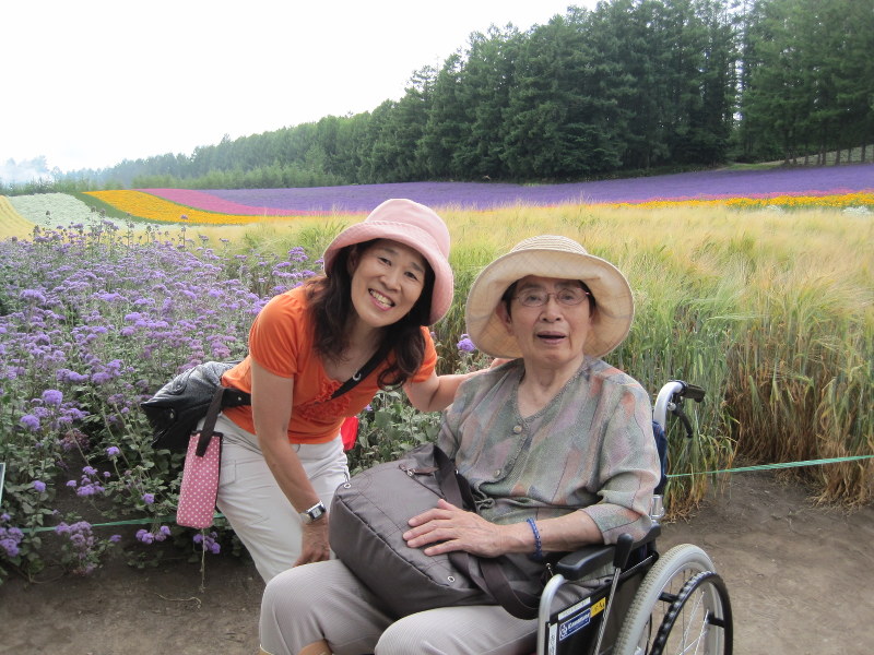 トラベルヘルパーの支援があることで旅行や外出への安心感が広がる=北海道・富良野で(日本トラベルヘルパー協会提供)