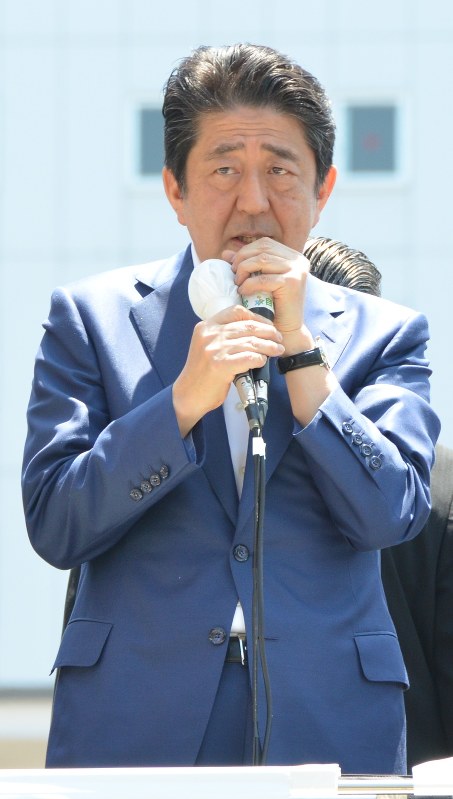 JR奈良駅前で演説する安倍晋三首相=奈良市で、2016年6月10日午前11時27分、芝村侑美撮影