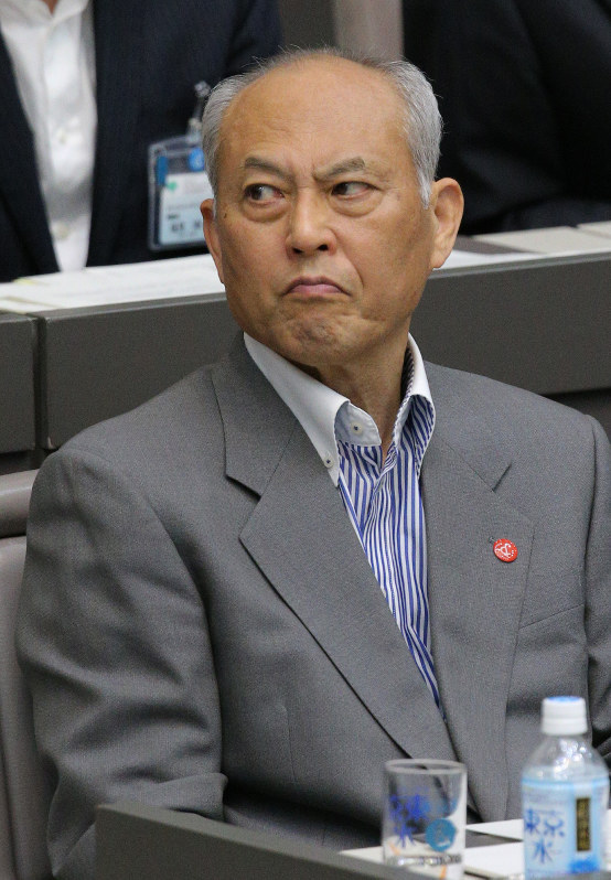代表質問を聞く舛添要一都知事=都議会で2016年6月7日午後6時10分、後藤由耶撮影
