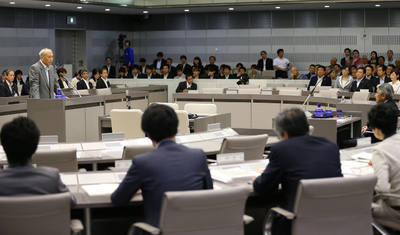 東京都議会総務委員会の集中審議で、答弁する舛添要一都知事(左)=都庁で2016年6月13日午後2時37分、小川昌宏撮影