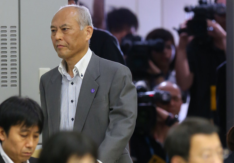 東京都議会総務委員会の集中審議に出席するため、委員会室に入る舛添要一都知事=都庁で2016年6月13日午後2時23分、小川昌宏撮影