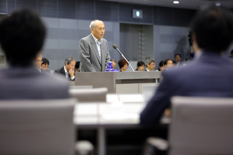 東京都議会総務委員会の集中審議で、答弁する舛添要一都知事(中央)=都庁で2016年6月13日午後3時2分、小川昌宏撮影