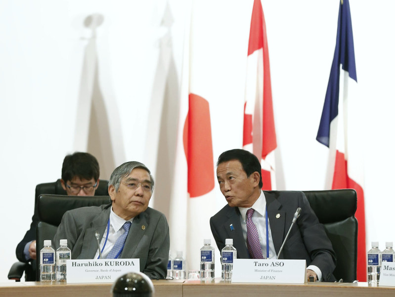 日銀の黒田東彦総裁(左)と麻生太郎財務相=2016年5月20日撮影