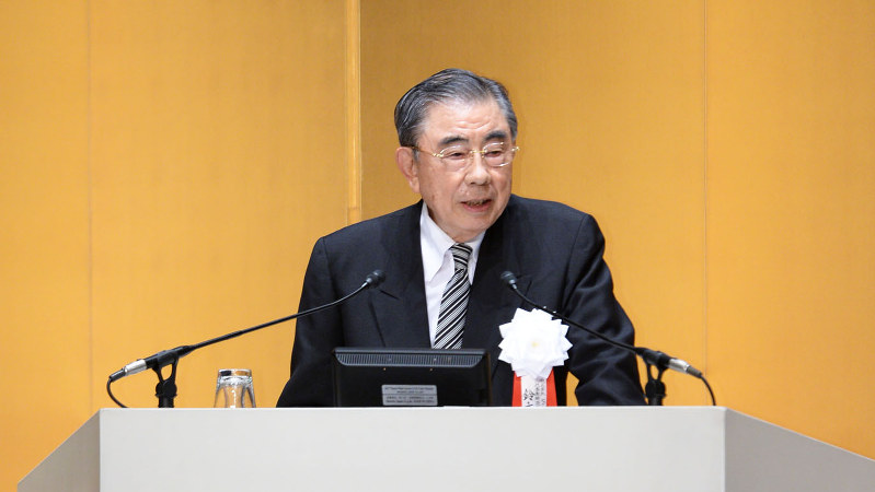セブン-イレブン・ジャパン創業40周年記念式典であいさつする鈴木敏文氏=2013年11月、矢頭智剛撮影