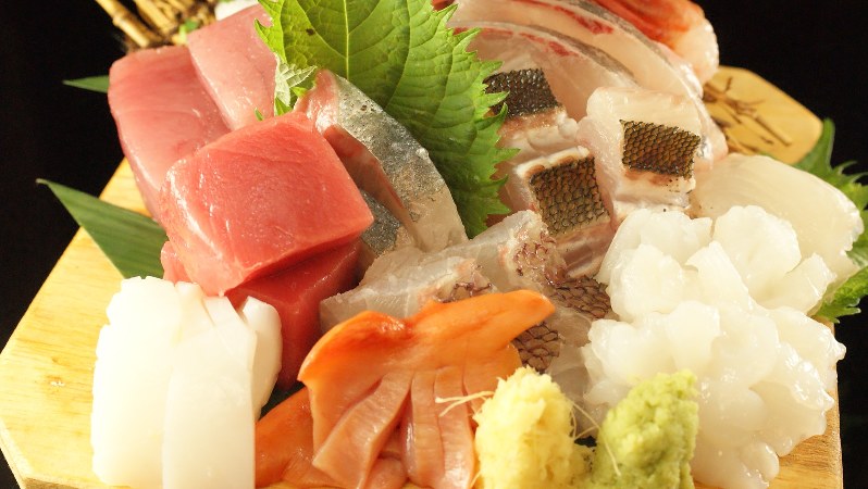 看板商品の「鮮魚刺身10種のっけ盛り」(1人前980円税別、以下同、写真は2人前)は、原価率60%かけたお値打ち感が魅力
