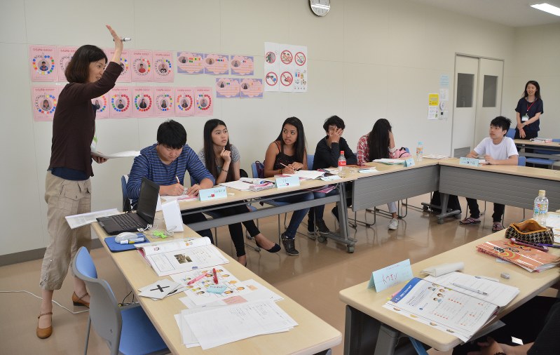 日本語学習をする在日外国人生徒ら=浜松市西区雄踏町の市外国人学習支援センターで