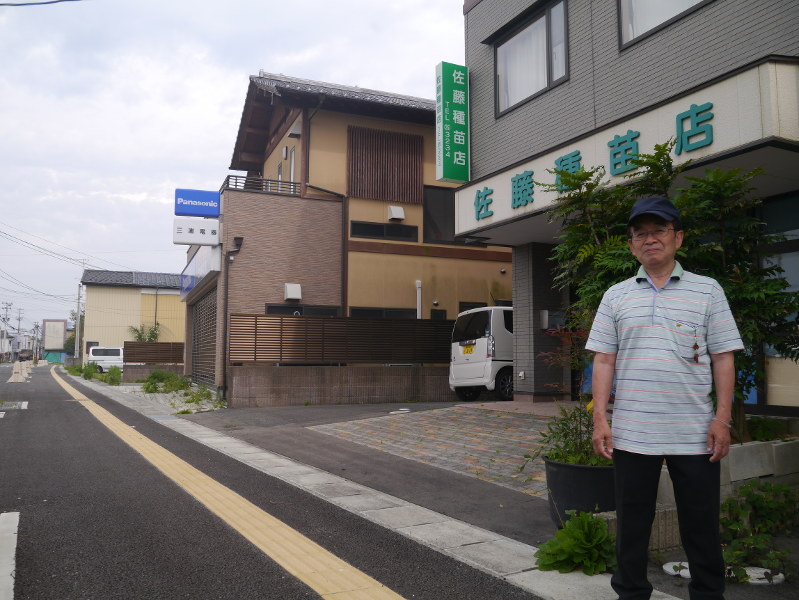 浪江町の佐藤さんの店の前で=冠木雅夫撮影