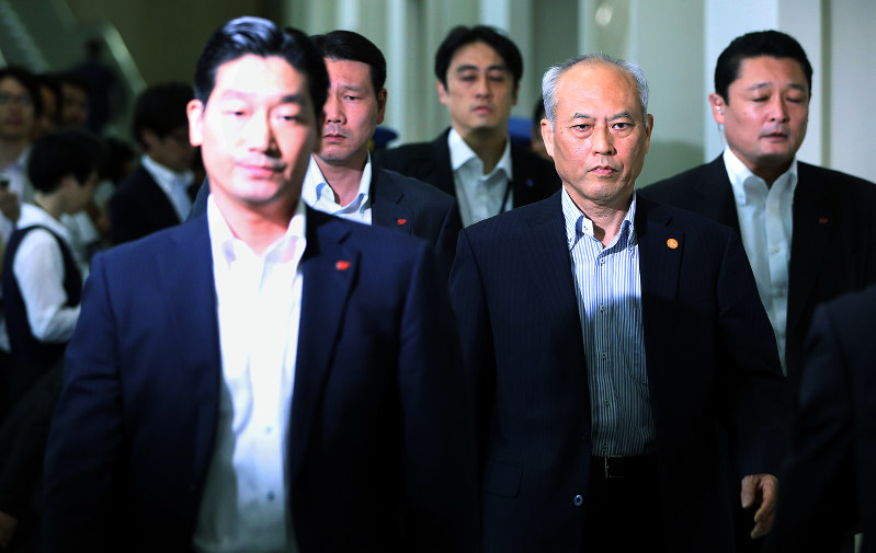 東京都の舛添要一知事(右)=都庁で2016年6月14日午後、森田剛史撮影