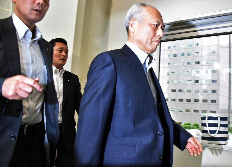 議会運営委員会理事会に出席後、報道陣からの問い掛けには答えずに東京都議会議事堂から都庁第1本庁舎に移動する舛添要一知事(右)=東京都新宿区で2016年6月14日午後2時40分、宮間俊樹撮影