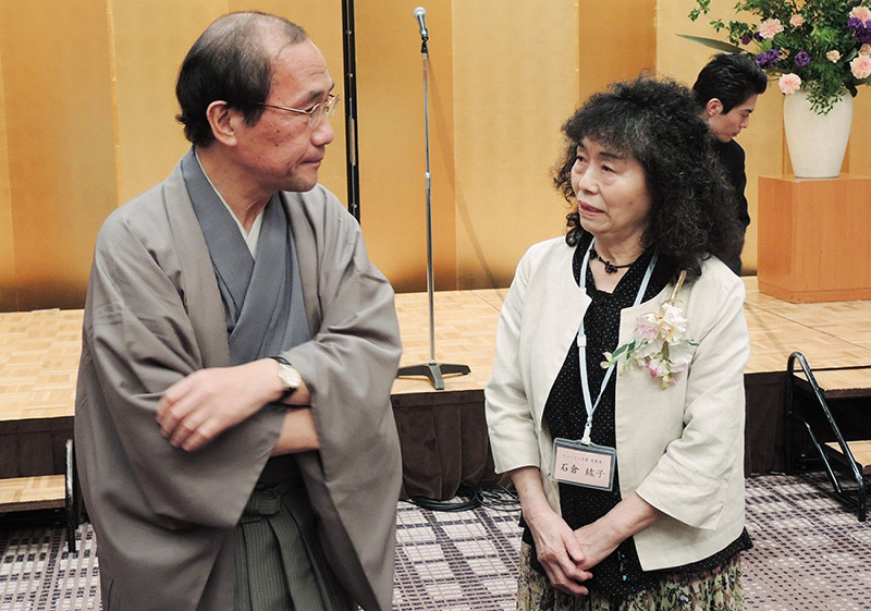 門川・京都市長(左)と話をする石倉さん=京都市内のホテルで、玉木達也撮影