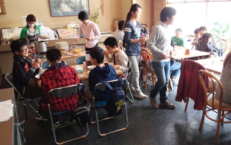 土曜の午後、子供たちや親子連れでにぎわう子ども食堂「しずおかキッズカフェ」=静岡市葵区で