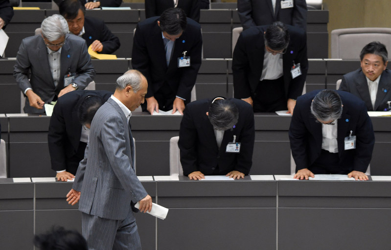 最後の都議会本会議を終え、一礼する都幹部の前を通って議場を後にする舛添要一都知事(手前)=東京都新宿区で2016年6月15日午後8時14分、喜屋武真之介撮影