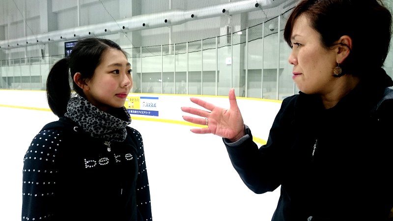 佐藤操さんから指導を受ける中塩美悠さん(左)=横浜市の横浜銀行アイスアリーナで2016年5月23日午後3時44分、高橋咲子撮影
