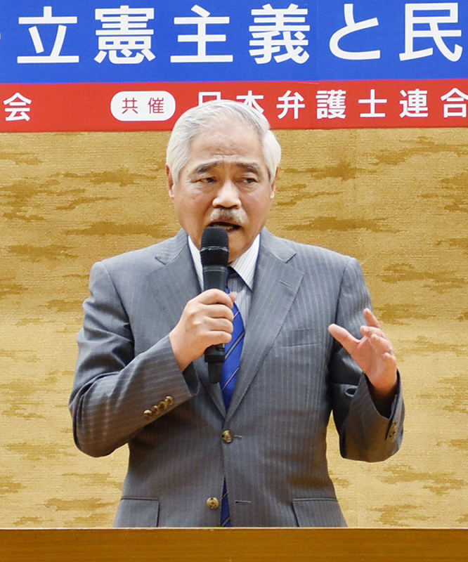 安全保障関連法について講演する岸井成格氏=徳島市藍場町2のあわぎんホールで、松山文音撮影