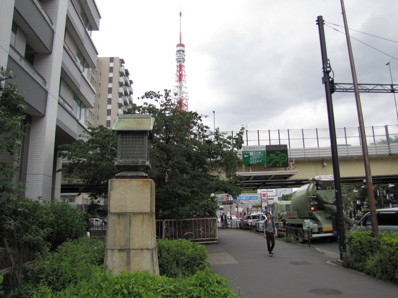首都高速の下に古川が流れ、赤羽橋が架かっている。手前は赤羽橋の親柱