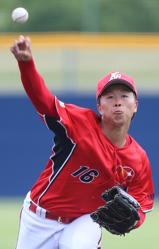 第1代表決定戦で完封勝利を挙げたきらやか銀行の小島=佐々木順一撮影