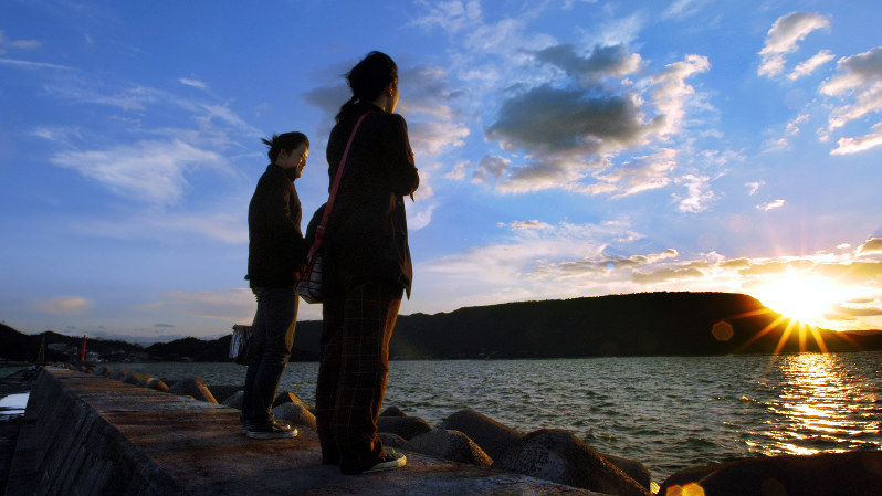 高松市・王の下沖防波堤の夕暮れ。映画「世界の中心で、愛をさけぶ」(04年)で主人公・朔太郎と急性白血病の恋人アキが語り合うシーンが撮影された=2004年11月、貝塚太一撮影
