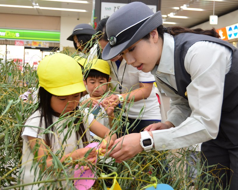 七夕飾り 園児が作った飾り 通行人楽しませ ｊｒ盛岡駅 岩手 毎日新聞