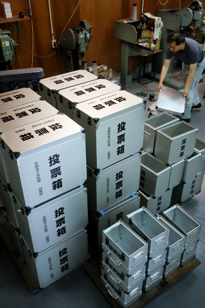 参院選：アルミ色輝く 投票箱の製造作業、急ピッチ 静岡 | 毎日新聞