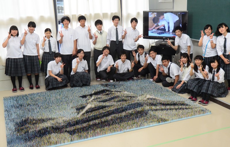 熊本地震 力作 爪楊枝で熊本城 尼崎稲園高生が励まし 毎日新聞