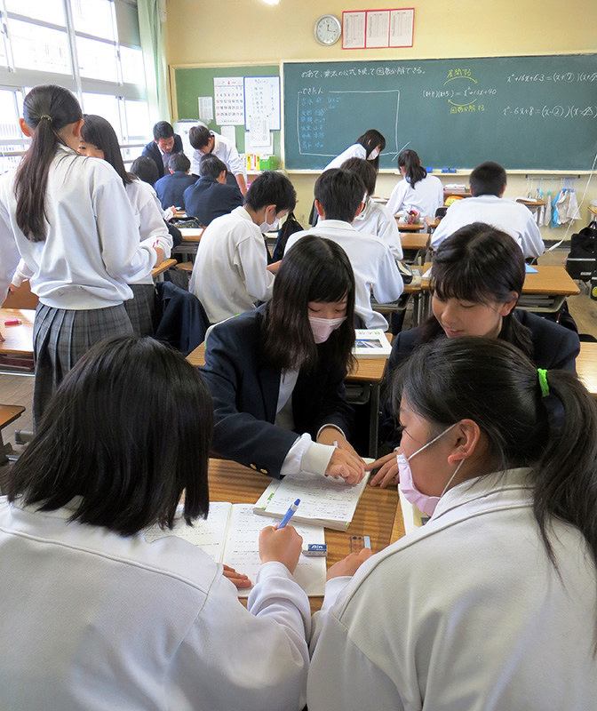 授業中、自由に教室内を歩き回り、学び合う生徒たち=東大阪市立花園中学校で、念佛明奈撮影