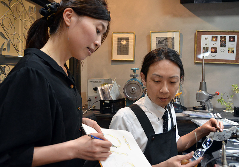 職人と打ち合わせをする中村久恵さん(左)=広島市中区本通のスノウで、竹下理子撮影
