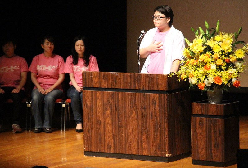 夢を語る参加者の男子学生=横浜市神奈川区の神奈川公会堂で