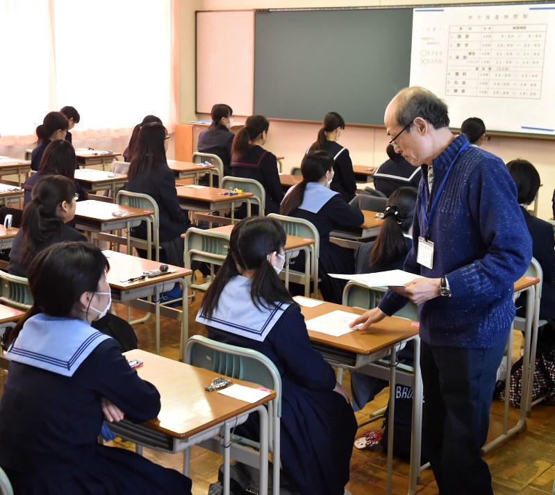 今年度の大阪府の公立高校入試。来年度は英語で外部試験の活用が始まる=大阪市天王寺区で、川平愛撮影