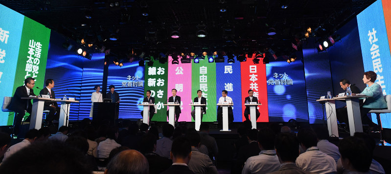 (壇上左から)荒井・新党改革代表、小沢・生活の党共同代表、松井・おおさか維新の会代表、山口・公明党代表、安倍首相、岡田・民進党代表、志位・共産党委員長、吉田・社民党党首、中山・日本のこころを大切にする党代表=徳野仁子撮影