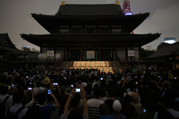 東京 増上寺 ろうそくの光揺らめき 平和への思い 毎日新聞