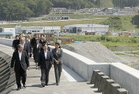 岩手県宮古市田老地区の津波防潮堤を視察される皇太子ご夫妻＝２０１６年６月２１日午前９時３４分（代表撮影）