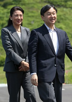 たろう観光ホテルを視察される皇太子ご夫妻＝岩手県宮古市で２０１６年６月２１日午前９時４４分、佐々木順一撮影