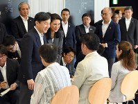 東日本大震災復興状況視察のため岩手県を訪問し、三陸復興国立公園浄土ヶ浜ビジターセンターで地元住民と懇談される皇太子ご夫妻＝岩手県宮古市で２０１６年６月２１日午前１１時２分（代表撮影）