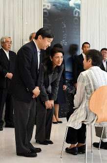 東日本大震災復興状況視察のため岩手県を訪問し、三陸復興国立公園浄土ヶ浜ビジターセンターで地元住民と懇談される皇太子ご夫妻＝岩手県宮古市で２０１６年６月２１日午前１１時５分（代表撮影）
