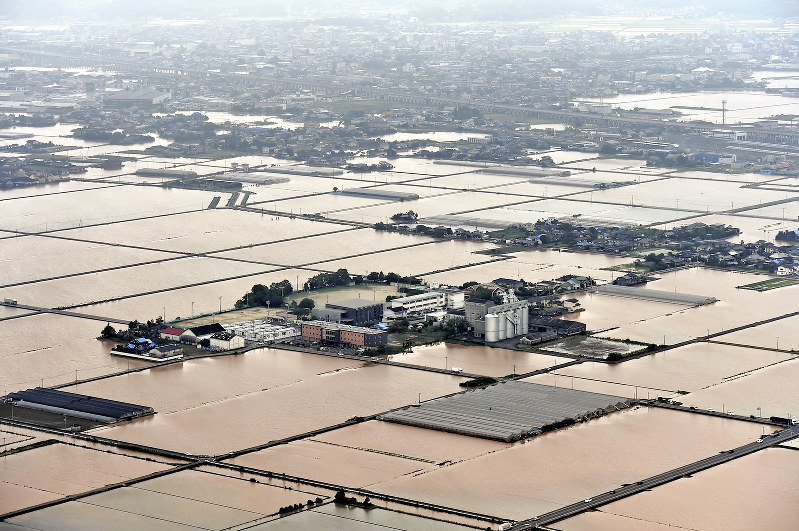 大雨で一帯が水につかった熊本市南区=2016年6月21日午前10時24分、本社ヘリから矢頭智剛撮影