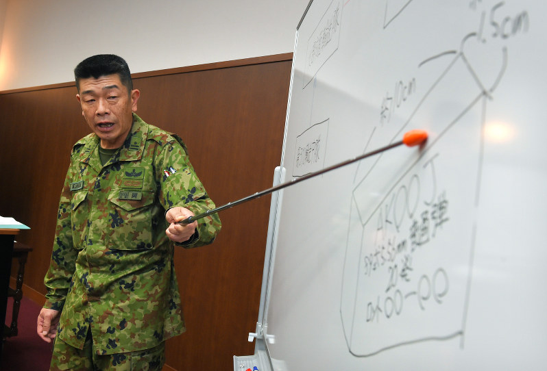 訓練中の誤射について、再発防止策などについて説明する北部方面総監部広報室の岡欣司報道班長=札幌市中央区の陸上自衛隊札幌駐屯地で2016年6月20日午後3時10分、手塚耕一郎撮影