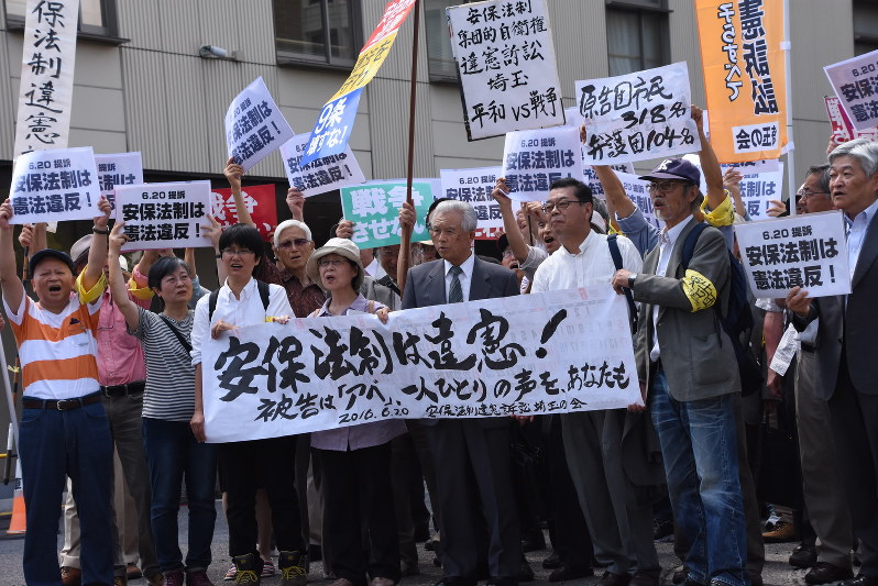 さいたま地裁前で安全保障関連法の廃止を訴える原告団=さいたま市浦和区で2016年6月20日午前10時3分、鈴木拓也撮影