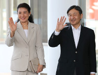 小本津波防災センター前で集まった人たちに手を振られる皇太子ご夫妻＝岩手県岩泉町で２０１６年６月２０日午後４時３８分、佐々木順一撮影