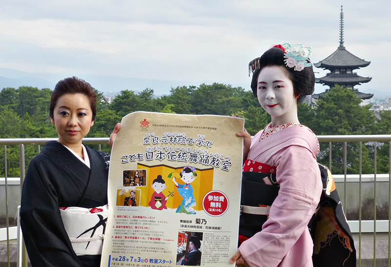ポスターを持ってこども教室をPRする菊乃さん(左)ら=奈良県庁で、皆木成実撮影